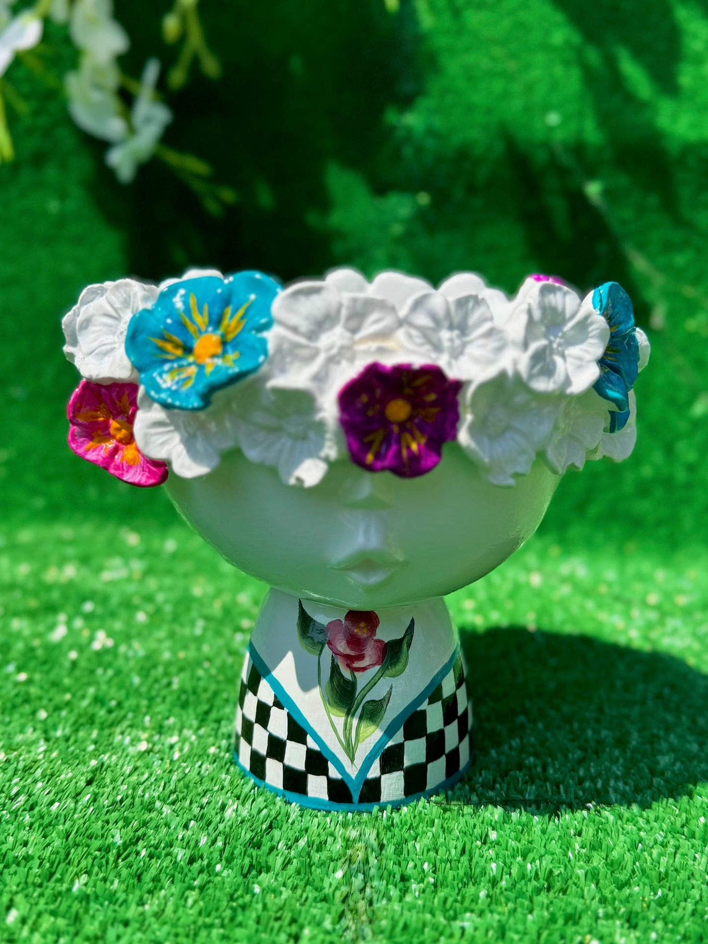 Çiçek Taçlı Yüz Figürlü El Boyaması Polyester Saksı