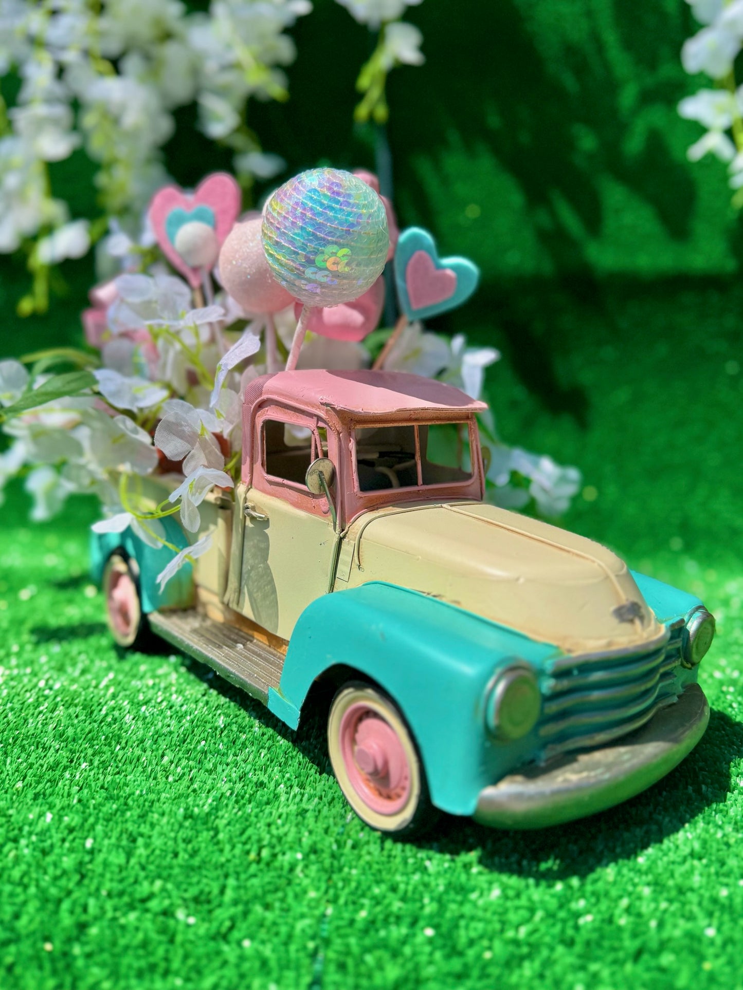 Romantik Çiçeklerle Süslenmiş Vintage Kamyon Dekoratif Obje